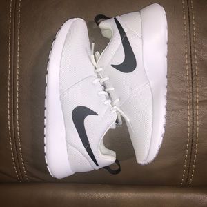 White Nike Roshe One